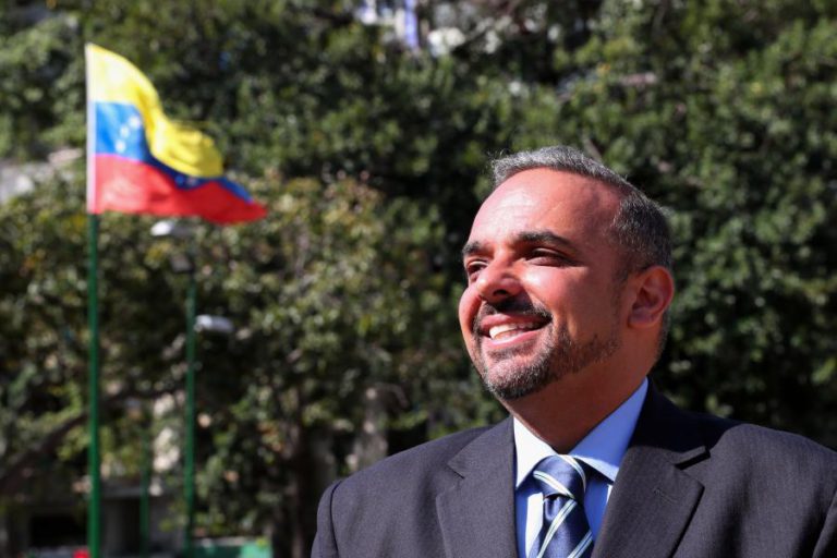 DEPUTADO LUSODESCENTE DIZ QUE “É IMPRESCINDÍVEL” ENTRADA DE ASSISTÊNCIA HUMANITÁRIA NA VENEZUELA