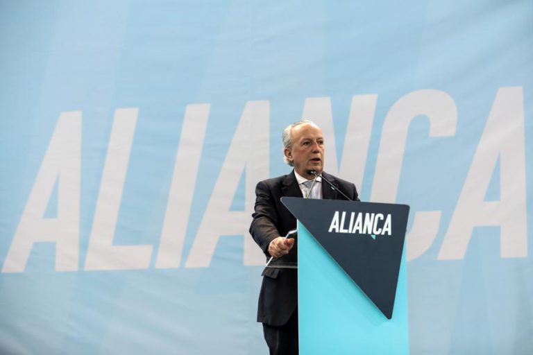 SANTANA LOPES DEFENDE QUE “TODOS DEVEM TER O SEU SEGURO DE SAÚDE”