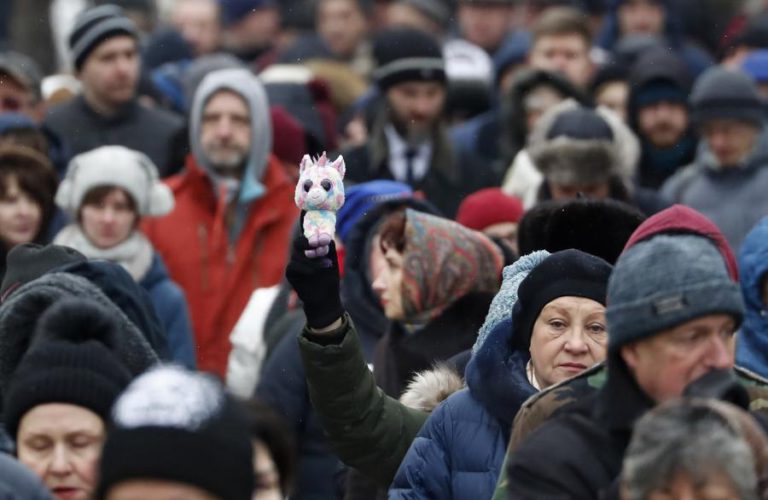 MILHARES DE PESSOAS MARCHAM EM MOSCOVO PARA EXIGIR LIBERTAÇÃO DE PRESOS POLÍTICOS