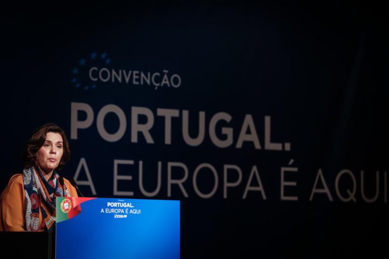 CDS CONTRA OS IMPOSTOS EUROPEUS E PELA MANUTENÇÃO DO VETO