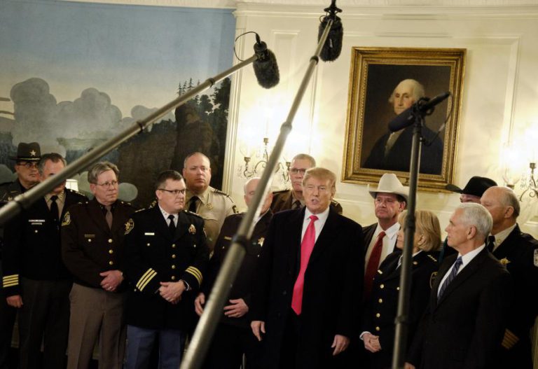 DEMOCRATAS E REPUBLICANOS ANUNCIAM ACORDO PROVISÓRIO SOBRE MURO EXIGIDO POR TRUMP