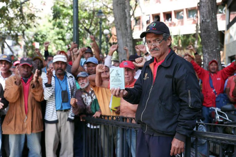 ANTIGOS TRABALHADORES DA EXXON RECLAMAM A MADURO PENSÃO NUNCA PAGA