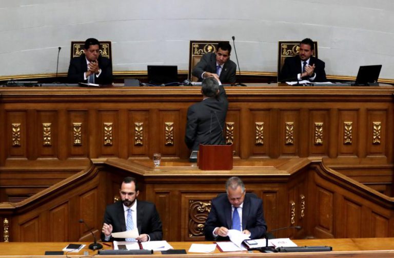 PARLAMENTO DA VENEZUELA DESAFIA MADURO E DECLARA HOJE E SEXTA-FEIRA DIAS DE TRABALHO