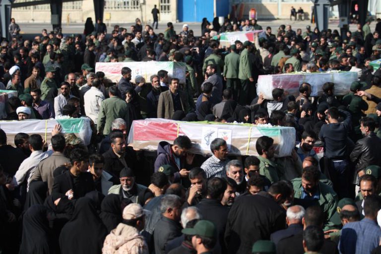 MILHARES DE IRAQUIANOS PEDEM VINGANÇA PELO ATAQUE QUE MATOU 27 SOLDADOS