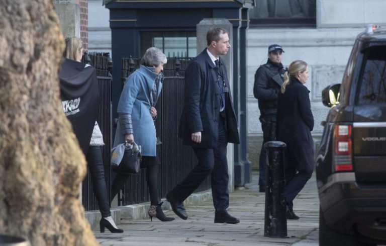 THERESA MAY INSISTE NA NECESSIDADE DE ALTERAÇÕES JURIDICAMENTE VINCULATIVAS NO ‘BACKSTOP’