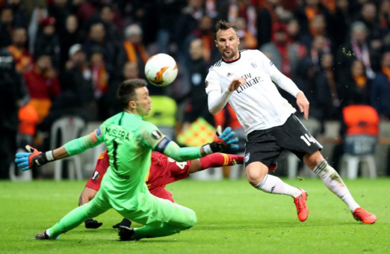 BENFICA VENCE EM CASA DO GALATASARAY NA PRIMEIRA MÃO DOS 16 AVOS DA LIGA EUROPA
