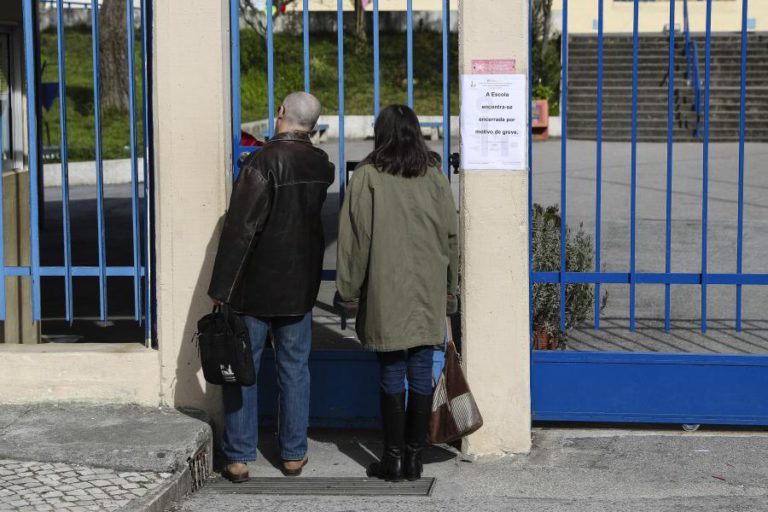 GREVE ENCERROU ESCOLAS, FINANÇAS, TRIBUNAIS E AUTARQUIAS