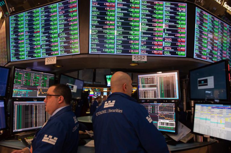 WALL STREET FECHA SEM RUMO EM DIA DE DECLARAÇÕES FRIAS SOBRE NEGOCIAÇÕES CHINA-EUA