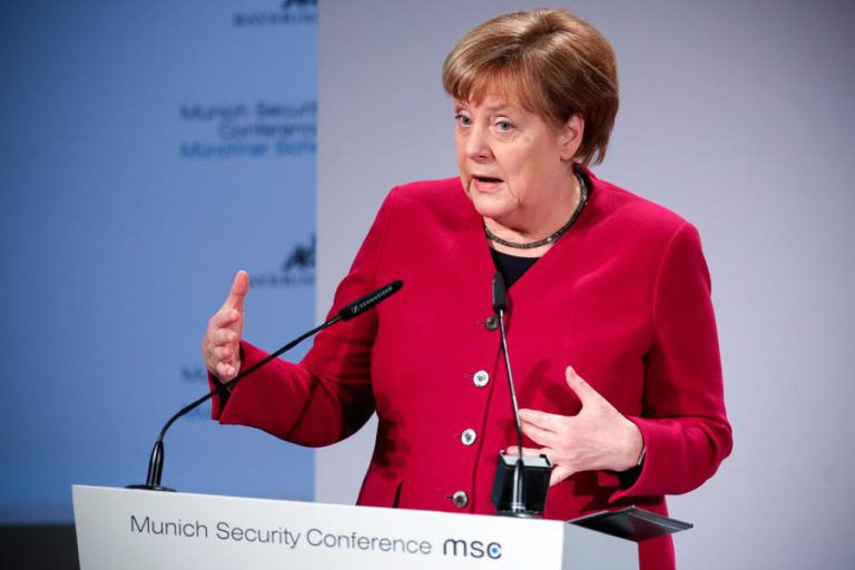 MERKEL DIZ QUE RÚSSIA E EXTREMA DIREITA NORTE-AMERICANA SÃO INIMIGOS DA EUROPA