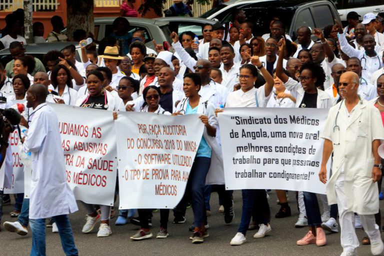 MÉDICOS ANGOLANOS PEDEM MELHORES CONDIÇÕES DE TRABALHO EM PROTESTO EM LUANDA