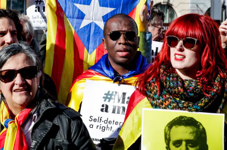 CINQUENTA PESSOAS CONCENTRADAS EM BRUXELAS PARA DEFENDER AUTODETERMINAÇÃO DA CATALUNHA