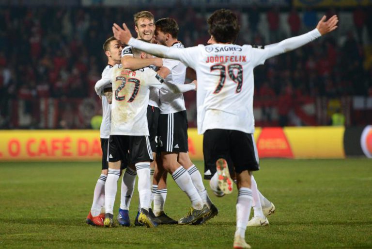 BENFICA VENCE NAS AVES E SEGUE A UM PONTO DO FC PORTO