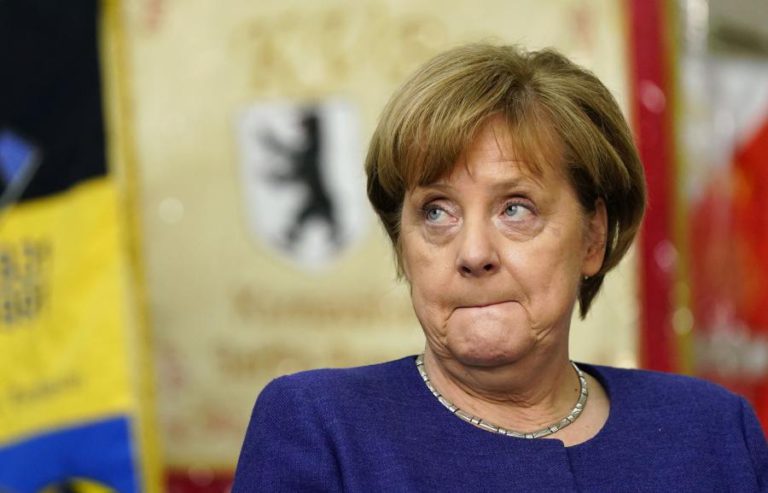 MERKEL DECLAROU SOLIDARIEDADE COM JUNKER, VISADO POR CAMPANHA DE GOVERNO HÚNGARO