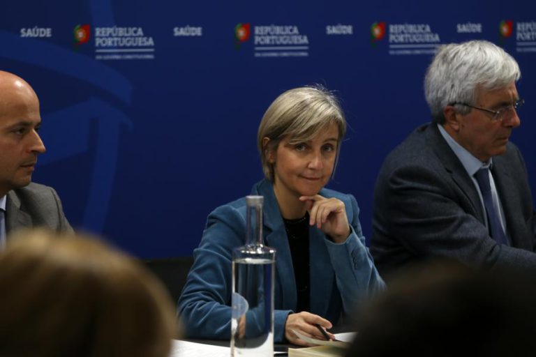 MINISTRA AFIRMA QUE “NÃO HAVERÁ CONDESCENDÊNCIA” DO GOVERNO COM QUEM QUER ATACAR A ADSE
