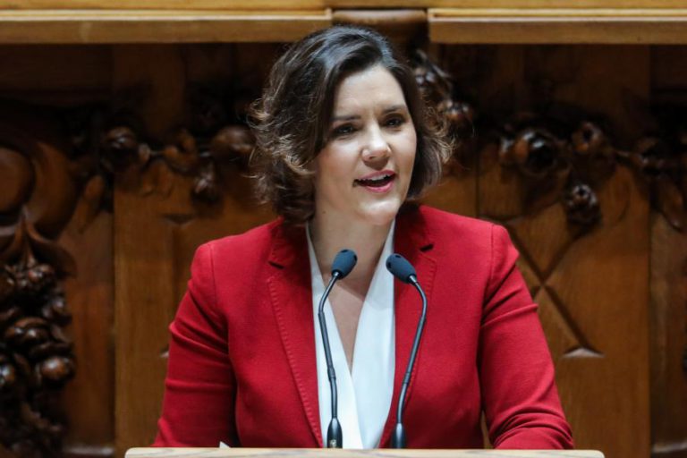 CRISTAS DESAFIA PCP E BE A APRESENTAREM MOÇÕES DE CENSURA E PROMETE APOIÁ-LAS