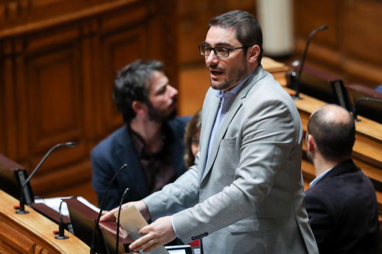 PCP E VERDES LAMENTAM CONVERGÊNCIA DO PS E DO GOVERNO À DIREITA