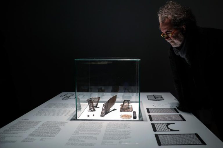 FRANCISCO TROPA EXPLORA A NOÇÃO DE JOGO EM DIÁLOGO COM ACHADOS ARQUEOLÓGICOS