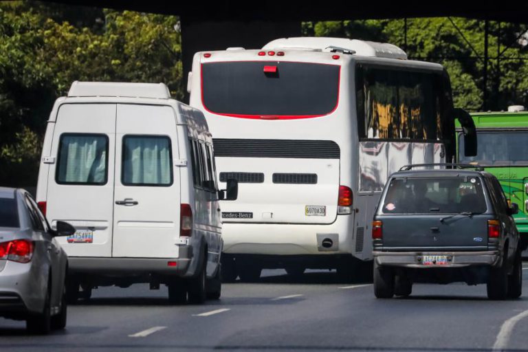 GUARDA NACIONAL VENEZUELANA BLOQUEIA CARAVANA DE DEPUTADOS A CAMINHO DA FRONTEIRA COM COLÔMBIA