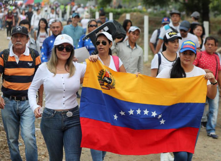 UM MORTO E VÁRIOS FERIDOS EM CONFRONTOS NA FRONTEIRA DA VENEZUELA COM O BRASIL