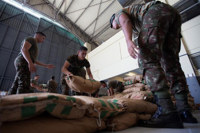 GOVERNO BRASILEIRO TEM 200 TONELADAS DE ALIMENTOS PARA DOAR A VENEZUELANOS