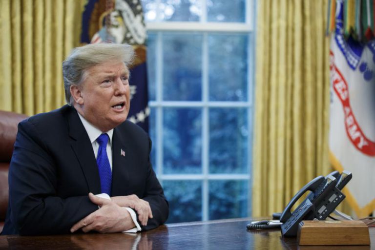 DONALD TRUMP DIZ QUE VAI ADIAR AUMENTO DE TAXAS NAS IMPORTAÇÕES DA CHINA