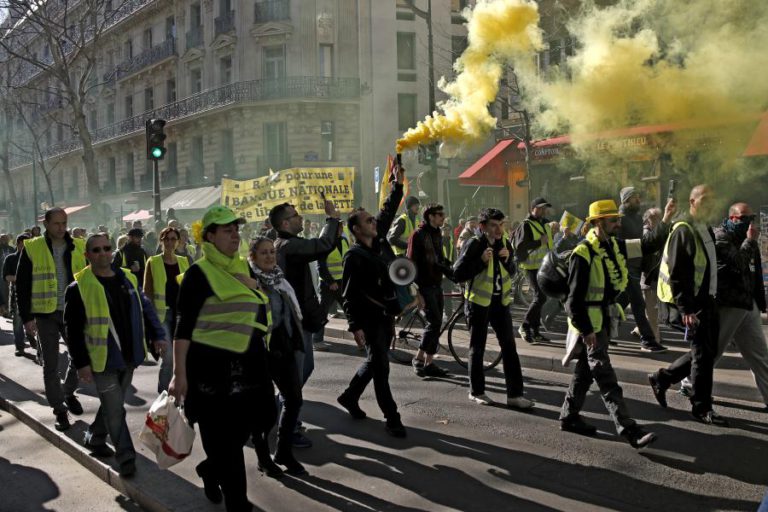 MILHARES DE ‘COLETES AMARELOS’ JUNTAM-SE EM PARIS PELO 15.º SÁBADO CONSECUTIVO