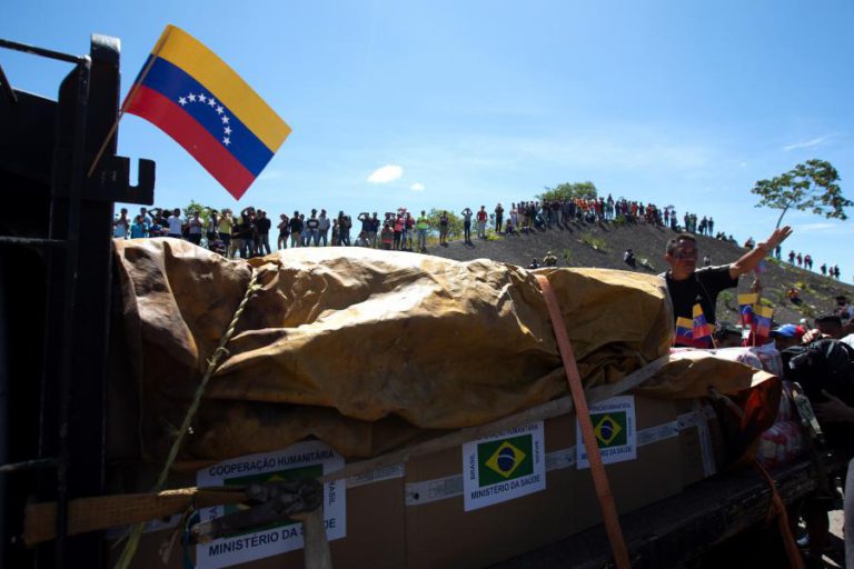 CAMIÕES COM AJUDA INTERNACIONAL AINDA NÃO ENTRARAM NA VENEZUELA