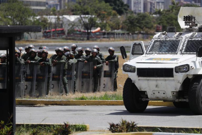 AUMENTA PARA 13 O NÚMERO DE MILITARES E DE POLÍCIAS QUE DESERTARAM NA VENEZUELA