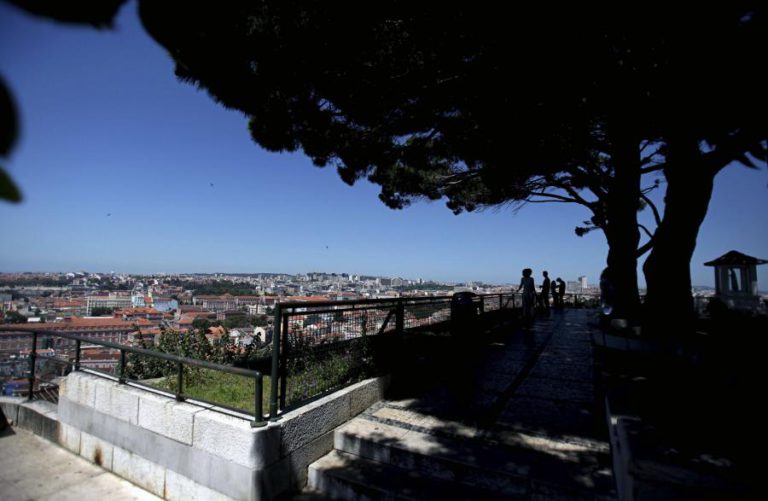 MOVIMENTO CONTRA VEDAÇÃO DO MIRADOURO DE SANTA CATARINA EM LISBOA PROMETE CONTINUAR LUTA