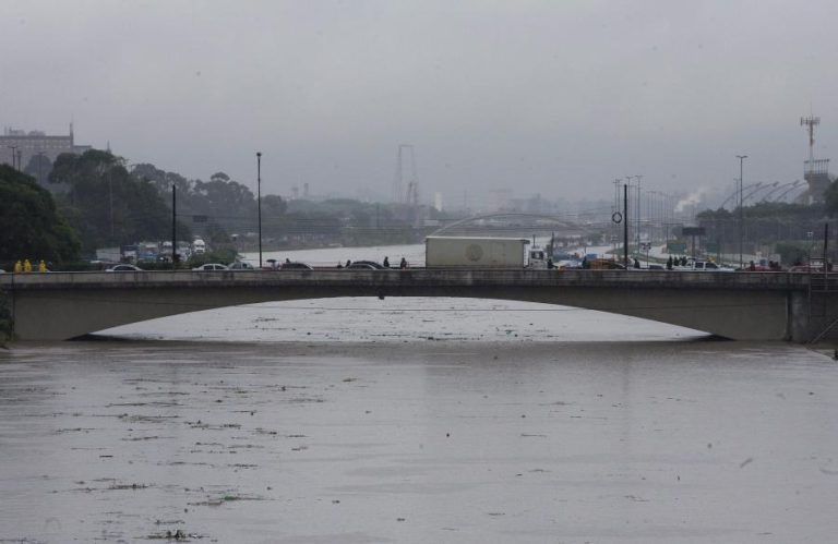 FORTE CHUVA PROVOCA DOIS MORTOS EM SÃO PAULO E BLOQUEIA ACESSOS A OUTRAS CIDADES
