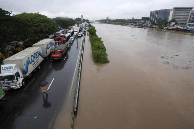 NÚMERO DE MORTOS EM TEMPESTADE NA CIDADE BRASILEIRA DE SÃO PAULO SOBE PARA SETE