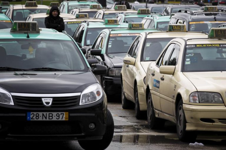 CÂMARA DE LISBOA ADMITE CRIAÇÃO DE FUNDO PARA MODERNIZAÇÃO DO SETOR DO TÁXI