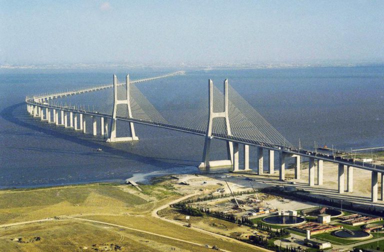 COLISÃO ENTRE LIGEIRO E PESADO DE MERCADORIAS NA ORIGEM DO INCÊNDIO NA PONTE VASCO DA GAMA