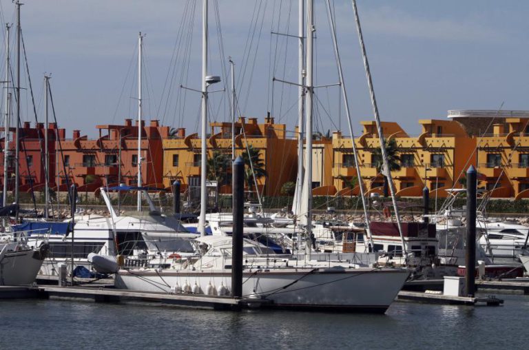 EMBARCAÇÃO AFUNDA-SE EM PORTIMÃO, PASSAGEIROS A SALVO