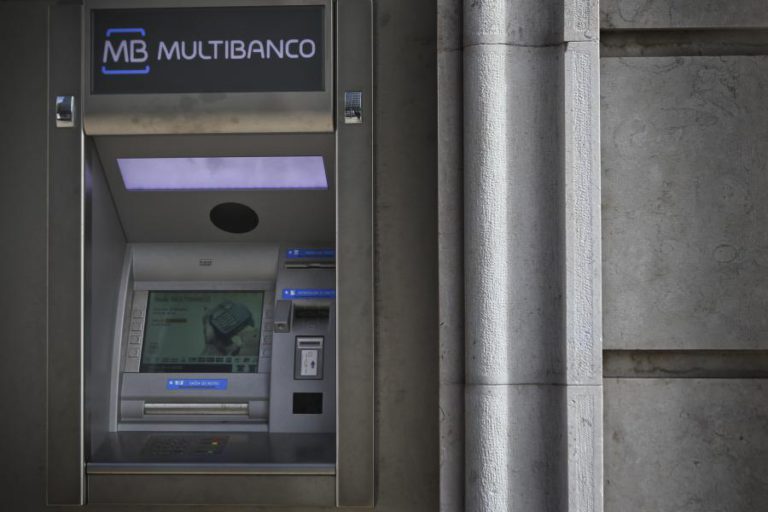 PAGAR OU LEVANTAR DINHEIRO EM EUROS VAI CUSTAR O MESMO EM TODA A UE