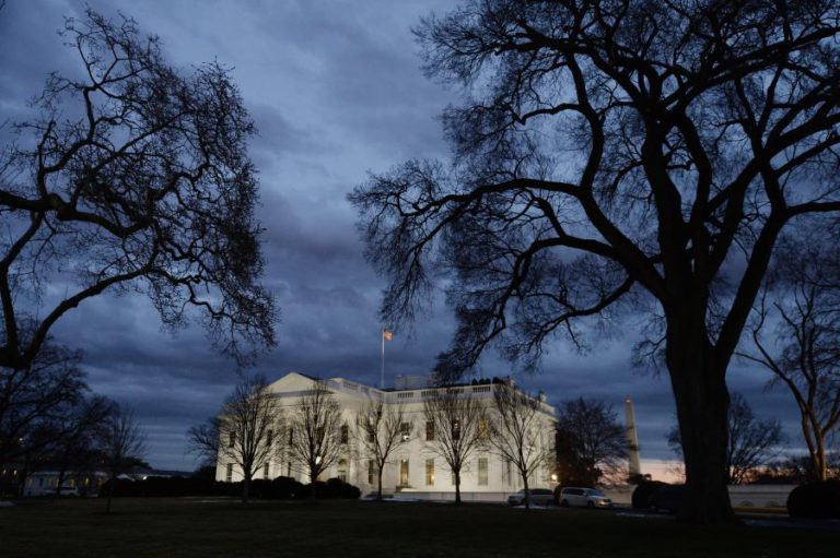 GOVERNADOR DO ESTADO DE WASHINGTON ANUNCIA CANDIDATURA PRESIDENCIAL PELOS DEMOCRATAS