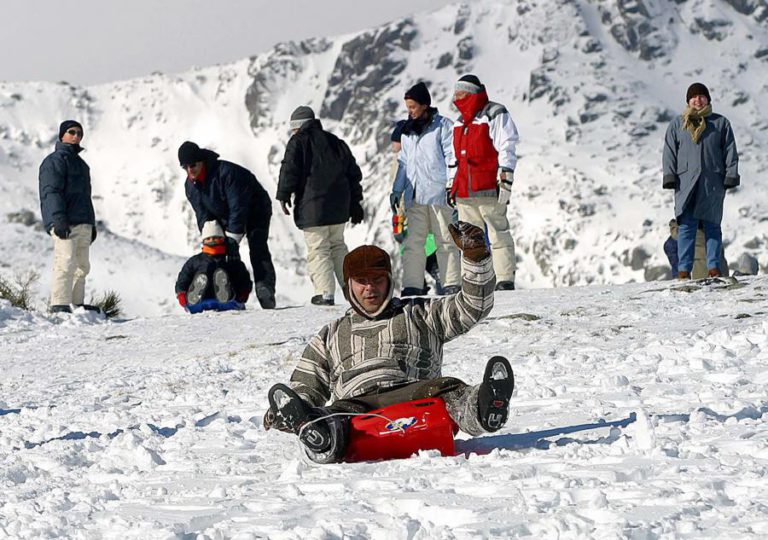 ESTÂNCIA DE ESQUI NA SERRA DA ESTRELA ESTÁ A PRODUZIR NEVE ARTIFICIAL PARA PROLONGAR A ÉPOCA