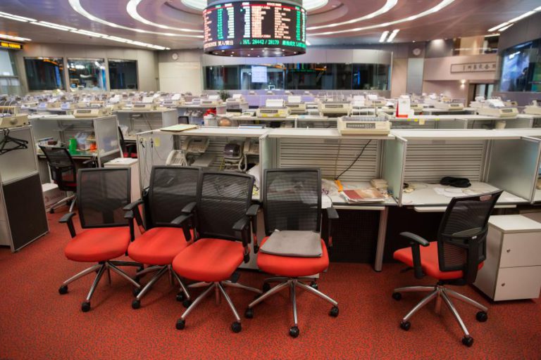 BOLSA DE XANGAI ENCERRA COM ALTA DE 3,2%