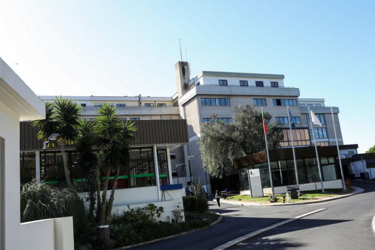 FERIDOS NO INCÊNDIO EM OEIRAS TRANSPORTADOS PARA HOSPITAL DEVIDO A INALAÇÃO DE FUMOS