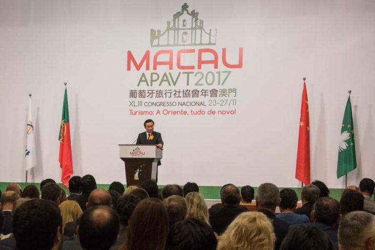 ALEXIS TAM RECEBE NA 2ª TÍTULO HONORIS CAUSA PELA DEDICAÇÃO À LÍNGUA PORTUGUESA