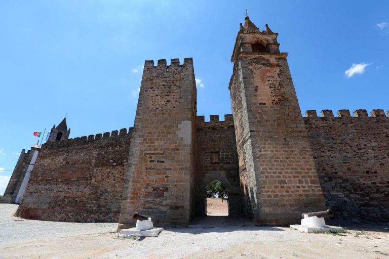 CASTELO DE MOURÃO VAI CONTINUAR INTERDITADO APÓS RAIO DANIFICAR UMA DAS TORRES