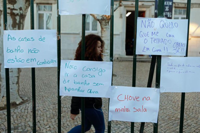 ALUNOS QUE TEMEM QUE TETO DA ESCOLA LHES “CAIA NA CABEÇA” MANIFESTARAM-SE EM LISBOA