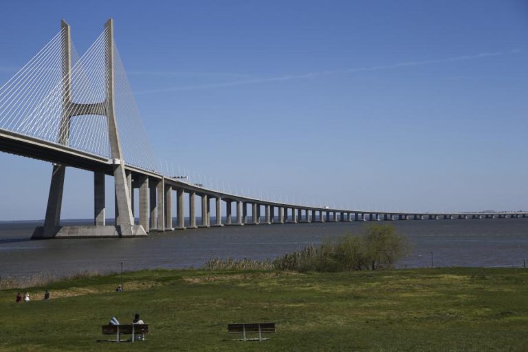 TRÂNSITO CORTADO NA PONTE VASCO DA GAMA DEVIDO A CAMIÃO QUE SE INCENDIOU