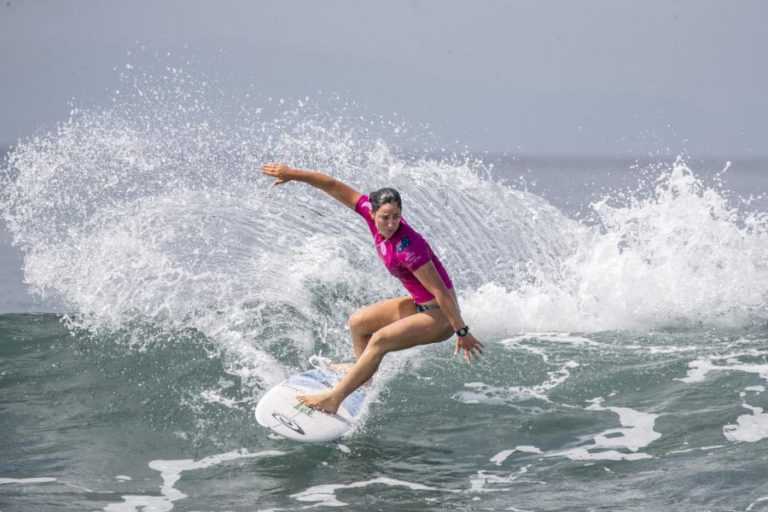 BICAMPEÃ MUNDIAL DE SURF FORA DE COMPETIÇÃO ATÉ JULHO POR CAUSA DA GRIPE A