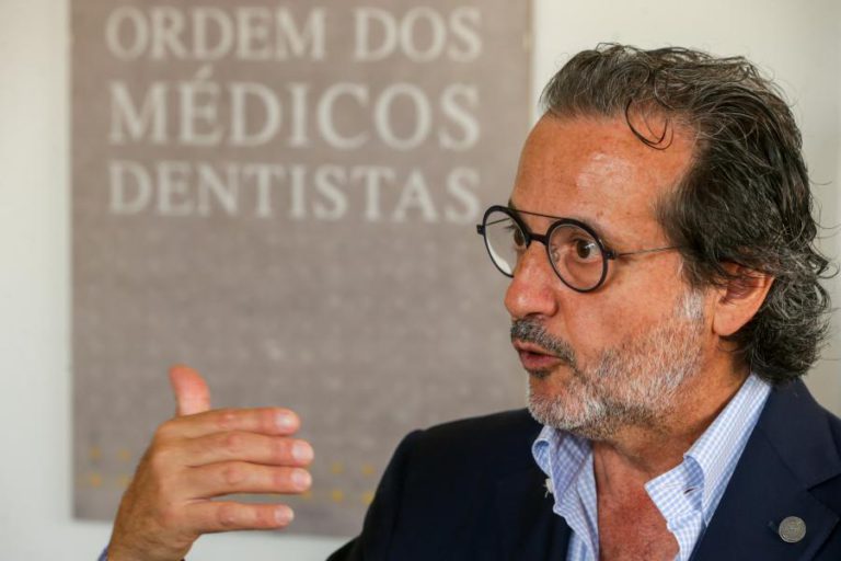 CARREIRA DE MÉDICOS DENTISTAS AGUARDA HÁ MAIS DE UM ANO PELAS FINANÇAS