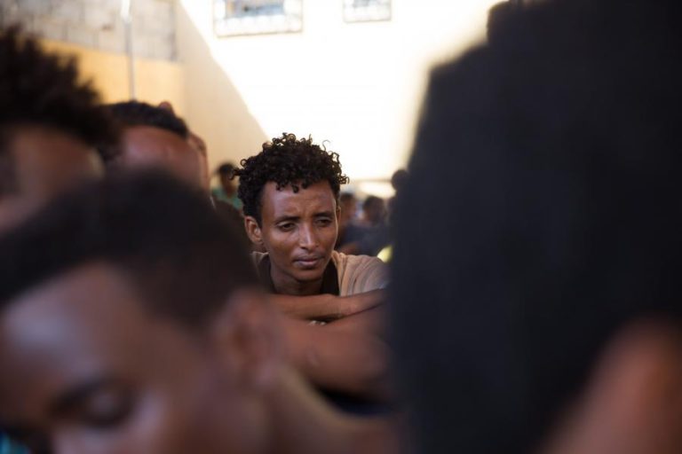 MÉDICOS SEM FRONTEIRAS ALERTAM PARA “CONDIÇÕES DESUMANAS” EM CENTRO DE DETENÇÃO NA LÍBIA