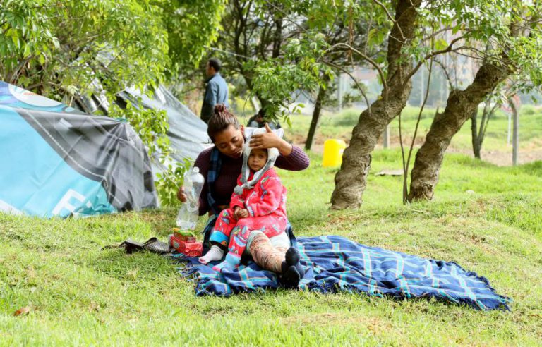 IMIGRANTES VENEZUELANOS IMPROVISAM ESPAÇOS PARA VIVER JUNTO DE TERMINAL DE AUTOCARROS EM BOGOTÁ