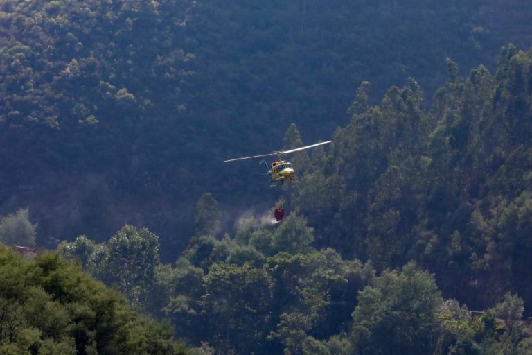 80 BOMBEIROS E DOIS MEIOS AÉREOS COMBATEM FOGO EM BARCELOS