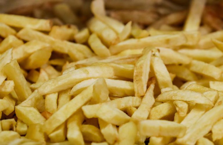 ALIMENTOS PROCESSADOS TÊM MENOS GORDURAS ‘TRANS’, MAS CONTINUAM COM MUITO SAL E GORDURA