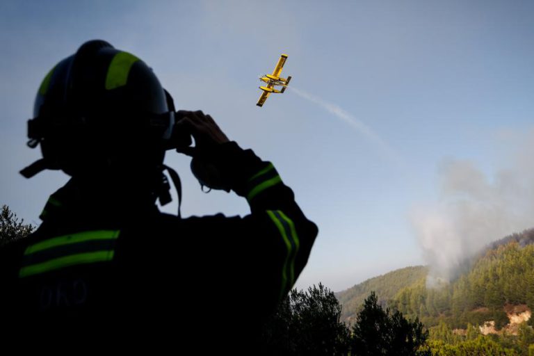 FOGO EM PROENÇA-A-NOVA MOBILIZA 165 BOMBEIROS E CINCO MEIOS AÉREOS